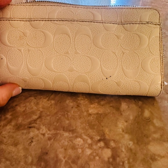 Coach Cream Women's Bag smudged. - Picture 4 of 4